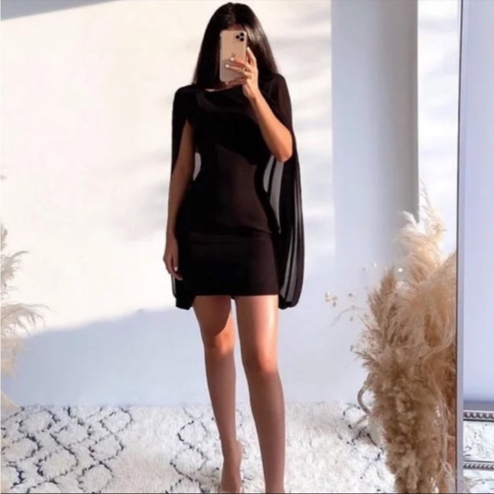 ZARA cape sleeve mini dress black ref 8626/312
Size Small